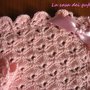 Copertina di lana rosa per passeggino o port-enfant lavorata all'uncinetto