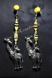 Orecchini con giraffe e perline gialle zebrate