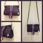 Pochette con frange in ecopelle e alcantara borchiata viola