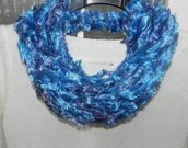 Sciarpa collana fatta a mano con lamè toni dell'azzurro