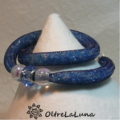 Bracciale in maglia tubolare e cristalli  di varie tonalità di azzurro