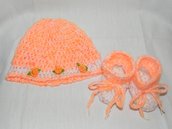 Scarpette e cappellino fatti a mano in misto lana ad uncinetto