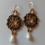 orecchini pendenti in tessitura di perline color oro e bronzo scuro con goccia bianca