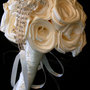 *Bouquet da sposa elegante e grazioso con rose di raso bianco e spilla con perline *