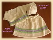 Completo giacchino, gonna e cuffietta bianco con righe lilla e verdi per femminuccia lavorato a mano