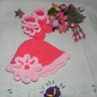 Scarpine e cappellino fatti a mano in misto lana ad uncinetto toni del rosa