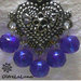 Orecchini pendenti in filigrana a forma di cuore con perle blu elettrico