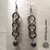 Orecchini pendenti in chainmail color canna di fucile, argento e oro e perla in resina