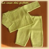 Completino maglioncino e pantaloncino verde in lana per neonato realizzato ai ferri