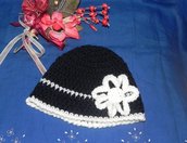 Cappellino con fiore  fatto a mano ad uncinetto blu e bianco misto lana