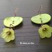 Orecchini con bottoni in vera madreperla verde chiaro e ciondoli di rame  e lucite verde chiaro a forma di fiore 