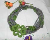 Sciarpa collana realizzata ad uncinetto con filato grigio-verde 