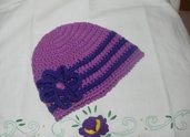 Cappellino bambina con fiore fatto a mano ad uncinetto toni del viola con fiore 