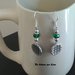 Orecchini con bottoni vintage in metallo brunito,perle di vetro color verde smeraldo e perline in tono argento anticato