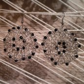 Orecchini wire crochet con perla nera 