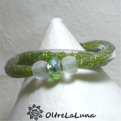 Bracciale in maglia tubolare e cristalli  di varie tonalità di verde