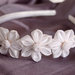 Cerchietto bianco con fiori kanzashi fatti a mano