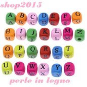  25 perle  in legno Distanziatori Lettere alfabeto  A-Z  colori mix 10 mm 