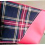 pochette in tessuto (positivo/negativo)scozzese sfondo nero ed eco pelle rossa