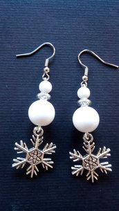 Orecchini Pendenti a con perle grande 12mm Perla spaziatrice in argento tibetano e perla Bianca acriliche di 6mm e pendente a forma di Neve
