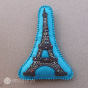 Torre Eiffel con luci accese spilla