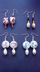 Orecchini Pendenti ciondolo di perla sintetica colorata astratta varie forme e misure tutti fatti a mano
