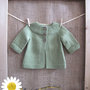Cardigan neonato in lana verde lavorato a maglia con la tecnica top-down