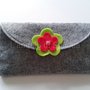 POCHETTE IN FELTRO GRIGIO CON APPLICAZIONI