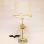 Una lampada da tavolo shabby chic versatile ed originale!