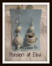Orecchini pendenti topo dentro tazza di tè e teiera - Cappellaio Matto e Alice in wonderland - handmade in fimo