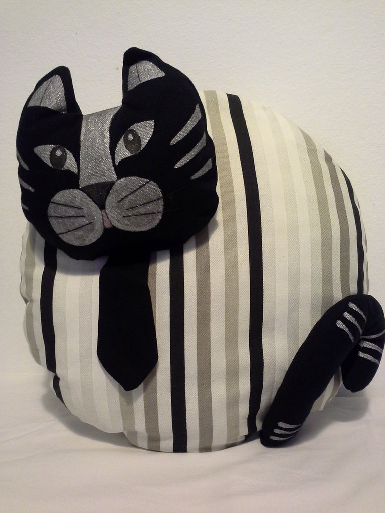 Cuscino a forma di gatto con cravattino - Per la casa e per te - De