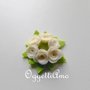 Ghirlanda di roselline banche: una graziosa decorazione per la base della lampada da tavolo!