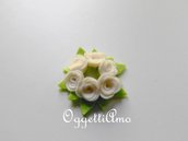 Ghirlanda di roselline banche: una graziosa decorazione per la base della lampada da tavolo!