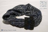 Sciarpa tubolare in tessuto di lana con fascia decorativa lavorata all’uncinetto
