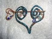 Spilla da maglione azzurra a cuore in rame cristalli perle e mezzi cristalli