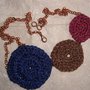 Collana in lamè con cerchi a uncinetto blu, bronzo e fucsia e catena in rame