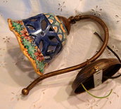 Applique-Lume campanella in ceramica con braccio in metallo anticato.