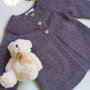 Cardigan neonato lavorato a maglia con tecnica top-down in pura lana