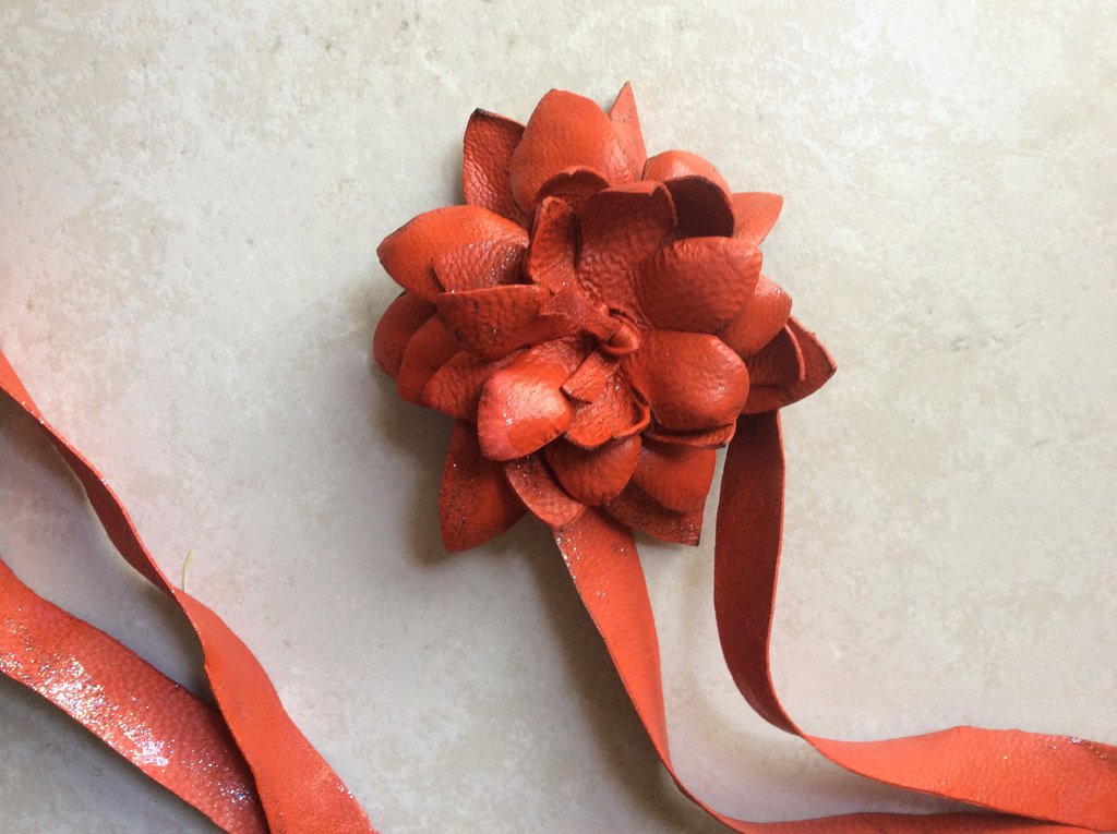 Broche Fleur En Cuir Fait Main - Or Et Noir - EKcrea - Neuf Sans Emballage