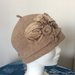 Cappello feltro di lana con fiore di pelle