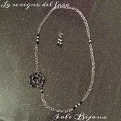 Collana con fiore di lana nero-argento e perline