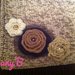 Bauletto all'uncinetto in lana bicolore con fiori