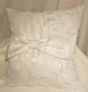cuscino bianco con fiocco