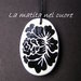 Ciondolo legno ovale fiore nero stilizzato dipinto a mano