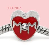 perla cuore scritta mom  a foro largo smaltato rosso con strass  11×11 mm 