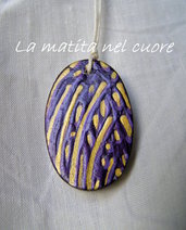 Ciondolo legno ovale linee e segni viola oro dipinto a mano