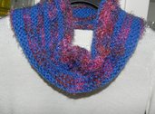 Sciarpa scaldacollo ad anello in misto lana nei toni del blu con piuma multicolore 