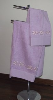 asciugamani lilla con fiori