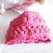 Cappellino neonata in puro cotone lavorato a mano ai ferri con rifiniture ad uncinetto