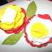 fiori in pannolenci per decorare con base rossa
